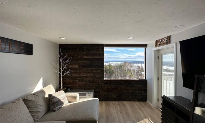 Weirs Beach Condominio | Cedar Lodge 305. 2 bedroom condo with Lake Winni views!