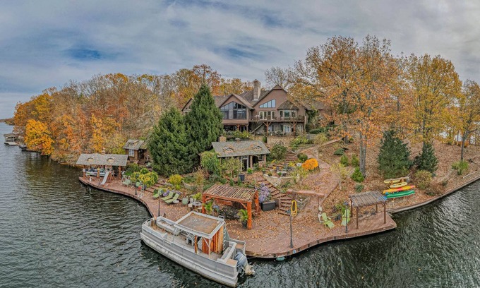 Bella Vista Casa | Cedar Lodge - Lake Front Retreat and Resort
