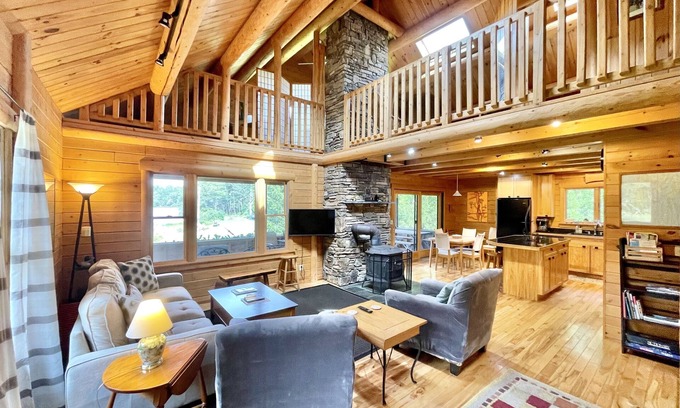 Boothbay Cabina | Cedar Lodge - Upscale Cabin on Knickerbocker Lake!