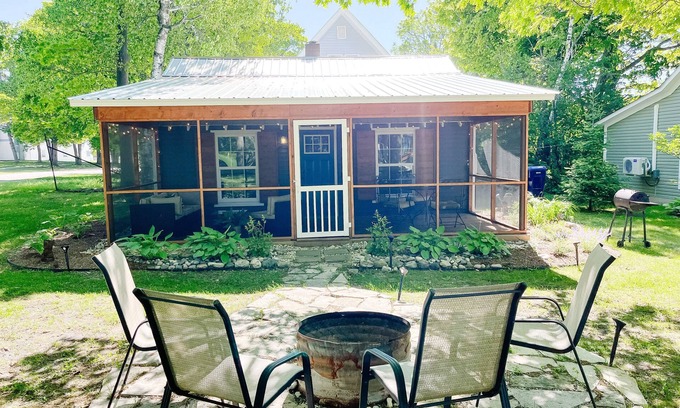 Mackinaw City Cabaña | "Cedar" - Mackinaw City Cottage - A poca distancia de la ciudad y el estrecho