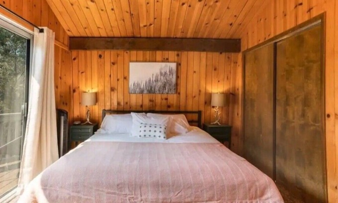 Arrowbear Lake Cama Y Desayuno | Cedar-Mountain Cabin minutes away from Big Bear!