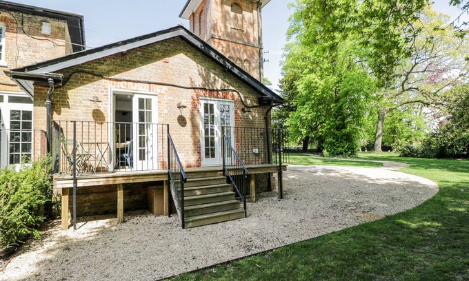 Elcot Cabaña | CEDAR, pet friendly, with pool in Kintbury
