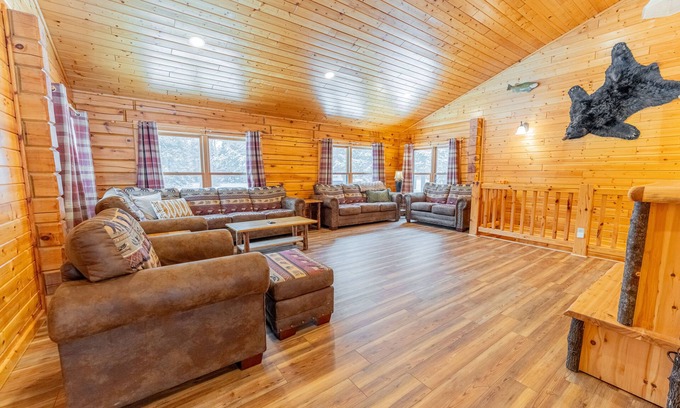 Munising Cabina | Cedar Pine Lodge & Trails End Barn: Explore the Great Outdoors – ORV Trails & Beaches Await!
