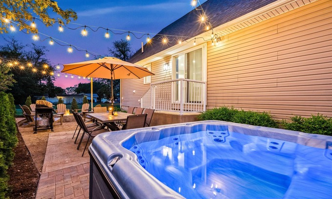Huron Casa | Cedar Point/Kalahari/Sports Force/Hot tub/Firepit/EV/Pets/Beach/Fireplace/Park