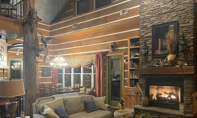Batesville Cabina | Cedar Point Lodge: Luxury cozy cabin near Oxford, MS
