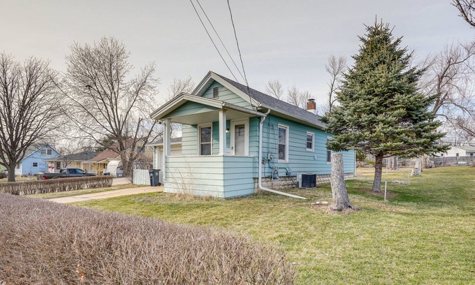 Cedar Rapids Casa | Cedar Rapids Vacation Home Near Downtown District!