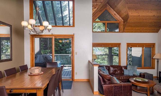 Upper Village Chalet De Esquí | CEDAR RIDGE 17 | Prime Ski-In, Ski-Out Location | Private Garage & Hot Tub