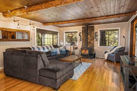 Oakhurst Casa | Cedar Ridge Hot Tub BBQ Sleeps 8