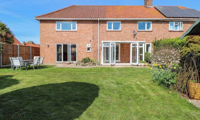 Stratton Strawless Cabaña | CEDAR VIEW, pet friendly, with a garden in Coltishall