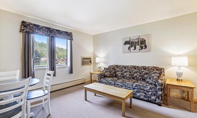 West Bridgewater Hotel | Cedarbrook Deluxe one bedroom suite with outdoor heated pool 21517