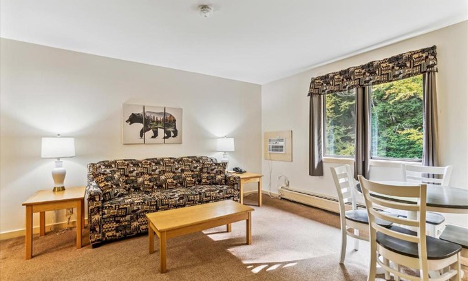 West Bridgewater Hotel | Cedarbrook Deluxe one bedroom suite located on 2nd floor with outdoor heated pool 21820