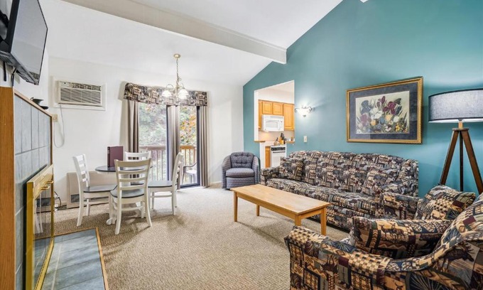 West Bridgewater Hotel | Cedarbrook Deluxe Two Bedroom Suite with outdoor heated pool 20910