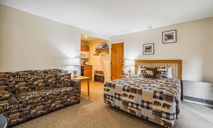 West Bridgewater Hotel | Cedarbrook Queen Studio 107