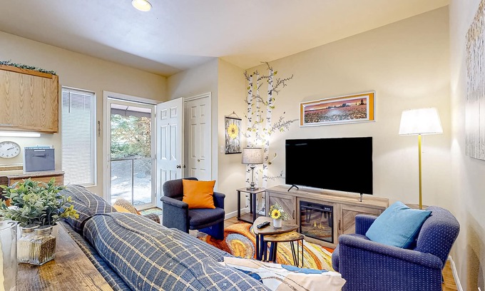 Stanwood Apartamento | Cedars Hideaway B | Dog-friendly apartment in Stanwood with a fire table