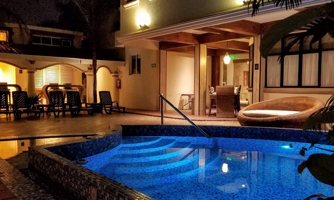 Barrio Urdesa Hotel | Cedros Inn Boutique Hotel