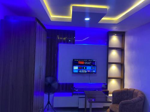 Abeokuta Apartamento | Cee&Tee ABEOKUTA 1BR-247Electricity - Solar Inverter AC in bedroom