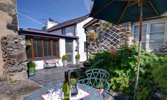 Cwm-y-glo Casa | Cuatro millas de la ciudad de Caernarfon en el patio de los propietarios en una estrecha calle privada es la sexta