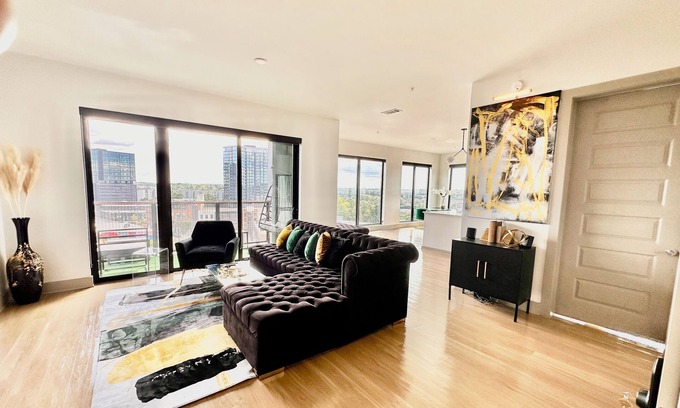 Westside Apartamento | Ceiling to floor windows featuring a private balcony with stunning city views!