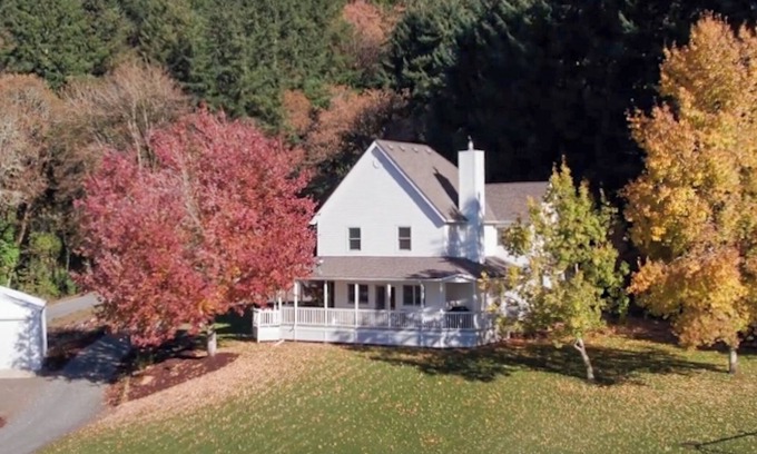 Newberg Casa | Cellar's Choice: Elegant Victorian Gem with Wine Cellar in Scenic Countryside