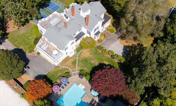 Centerville Casa | Center Of It All: 454-Cv Sea Captain's Estate with Heated Pool and Pickle Ball Court