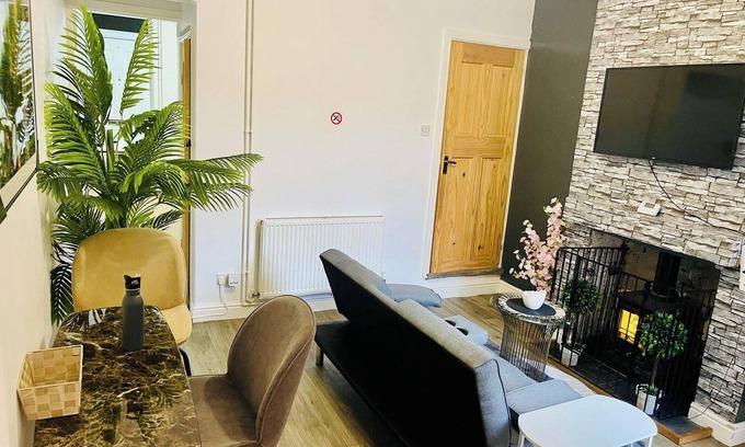 Leicester Casa | Central 2-Bed House - Sleeps 6, Parking & Garden
