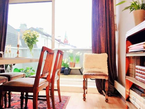 Nygard Apartamento | Central 2BR with balconies and art in historical university area