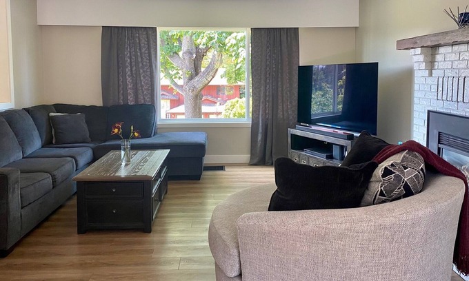 Comox Casa | Central 3 Bedroom Getaway in Comox