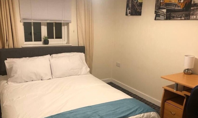 Newcastle-Under-Lyme Apartamento | Central 3 BR in Newcastle with Allocated Parking