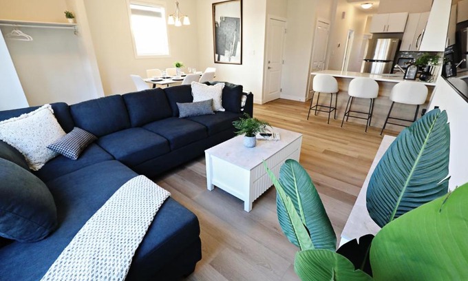 North Central Edmonton Casa | Central 3 Queen Beds,Double Garage,Disney+