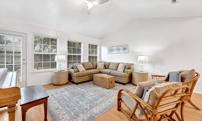 Lowell Casa | Central 3BR—Near AMP, UofA, XNA, Walmart HQ