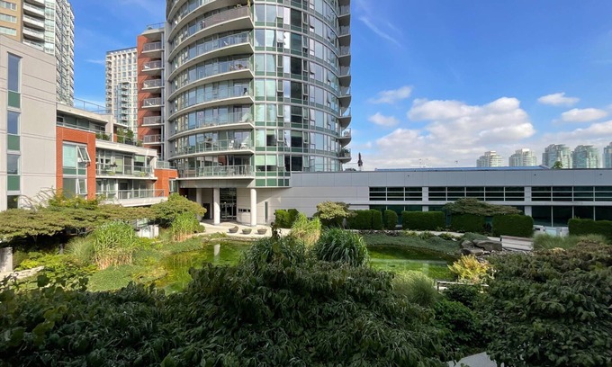 Crosstown Apartamento | Central 3BR Suite w/ Pond View & Luxe Amenities