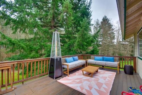 Rollingbay Casa | Central 4-Acre Cottage with Deck Walk to Bay!