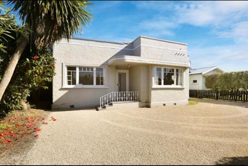 Gisborne Casa | Central and Affordable - Cute Art Deco