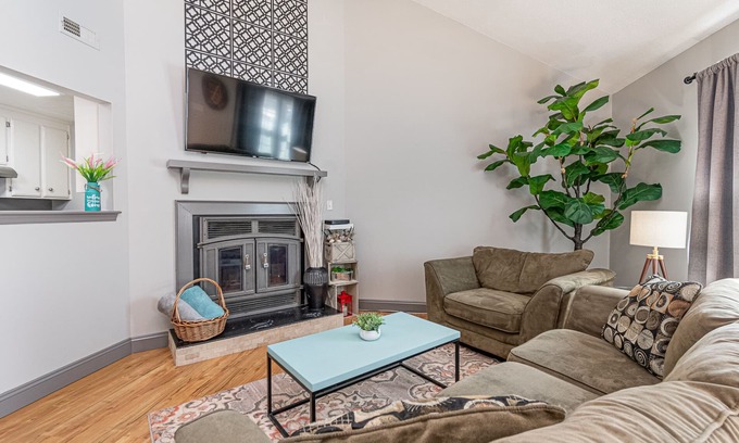 Hampton Condominio | Central and Chic Hampton Condo! 2 br 2 ba W/D +WIFI! Dog Friendly