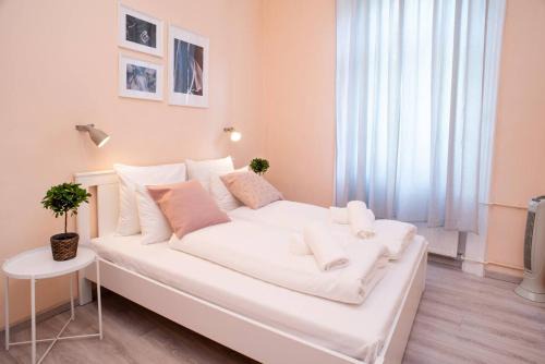 Jozsefvaros Apartamento | Central and large AC home away from home
