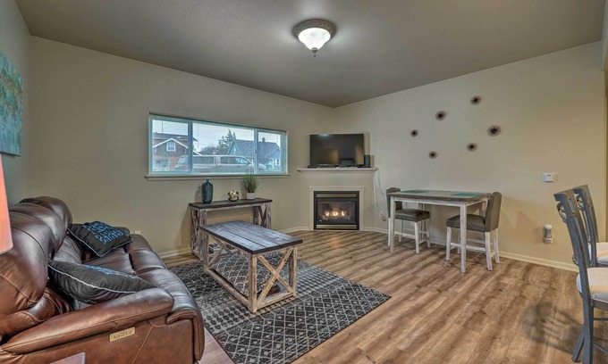 Anacortes Apartamento | Central Apt: Private Fireplace & Patio Access