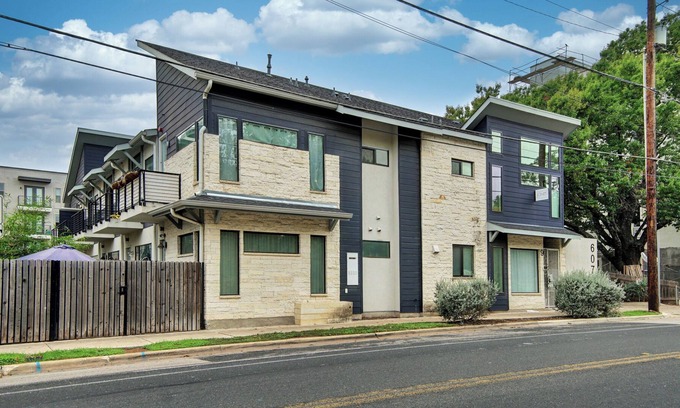 Highland Condominio | Central Austin Condo - great floorplan for guest with 2 bedrooms, 2.5 baths!