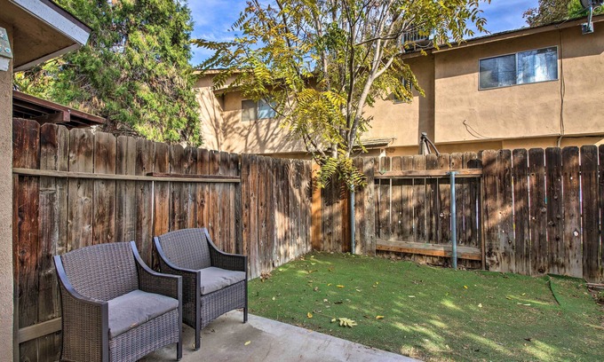 Country Rose Apartamento | Central Bakersfield Townhome w/ Private Patio
