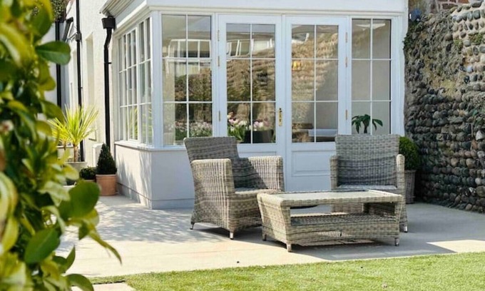 Lytham St. Anne's Cabaña | Central Beach Cottage, in the Heart of Lytham