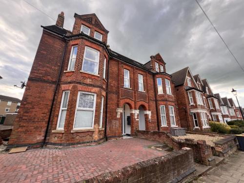 Bedford Apartamento | Central Bedford FREE Parking & Private Garden& Conservatory Perfect for large group of people