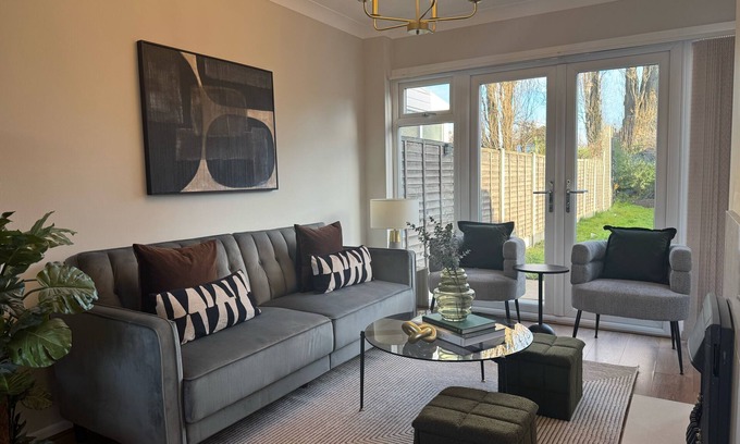 Sheldon Casa | Central Birmingham Luxury House for 8 people with parking, garden, near NEC, BHX