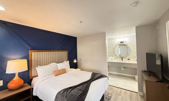 Garden Hills Casa | Central Buckhead Apartment