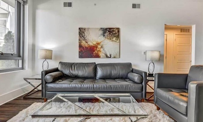 Garden Hills Apartamento | Central Buckhead View | Luxe 2BR w/ Pool& Full Kitchen