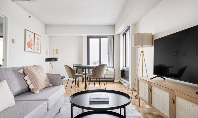 Mid-Cambridge Apartamento | Central Cambridge 1BR near restaurants, steps from Train, by Blueground