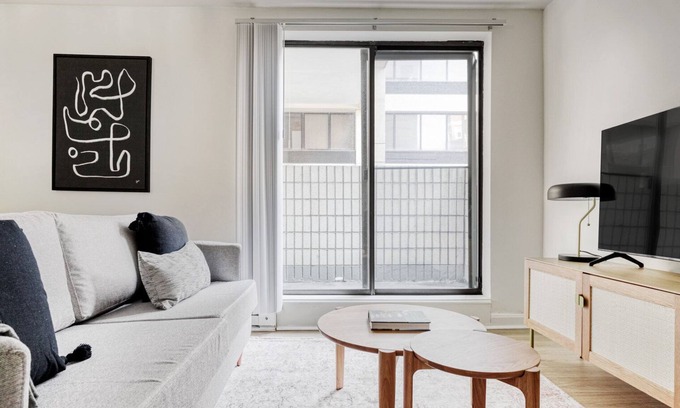 Mid-Cambridge Apartamento | Central Cambridge 2BR near restaurants, steps from Train, by Blueground
