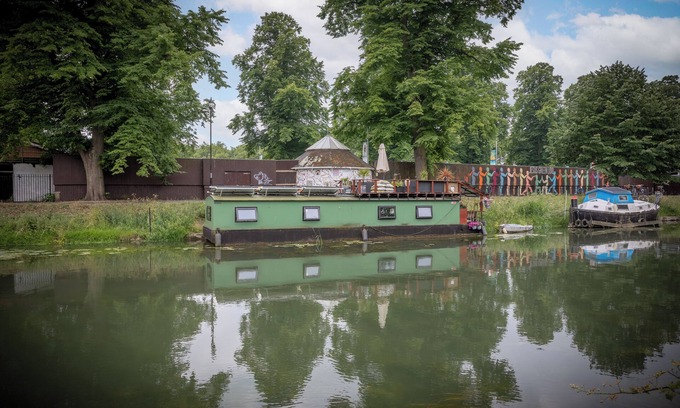 Cambridge City Centre Alquiler De Eote | Central Cambridge Modern Solar Houseboat