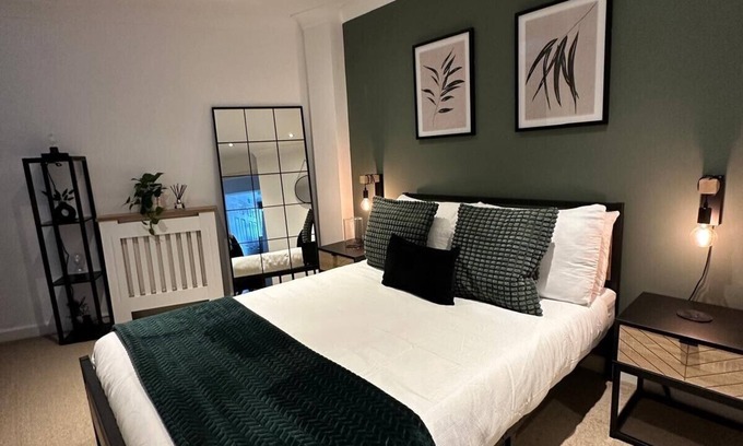 Canton Casa | Central Cardiff, stylish house, (sleeps up to 4)