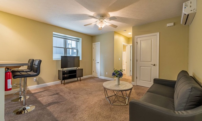 Tremont Apartamento | Central Cleveland Gem Lower Unit 1 Bedroom Apts by RedAwning