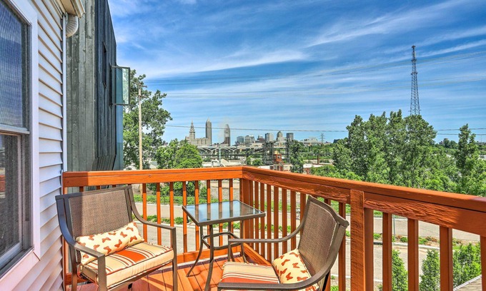 Tremont Cabaña | Central Cleveland Gem w/ Direct Skyline View!
