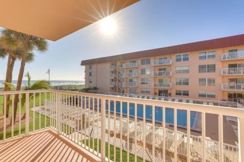 Cocoa Beach Apartamento | Central Cocoa Beach Condo with View, Steps to Beach!